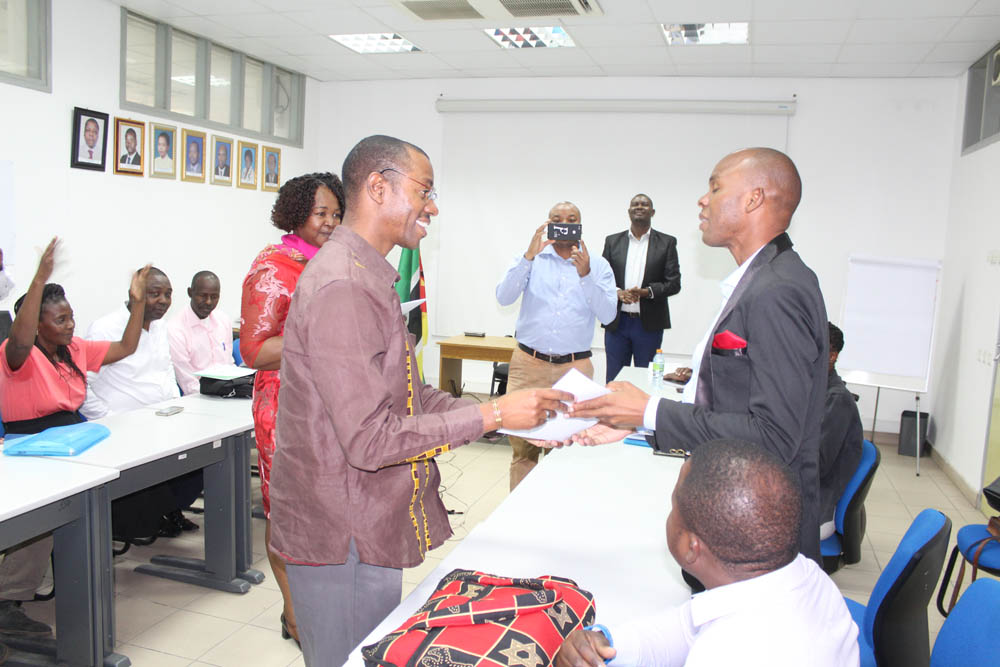 O Director do IFPELAC Dr. Anastácio Chambeze fazendo a entrega do certificado a uma pessoa com deficiência visual