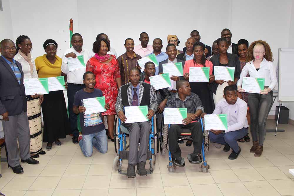 Membros do FAMOD recebendo certificado de formação em psico pedagogia, uma das actividades do Projecto PIN